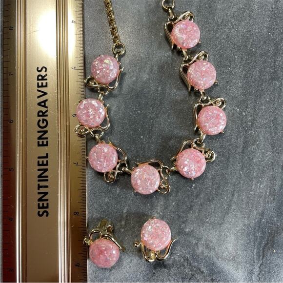 Vintage 1950s Pink Confetti Thermoset and Gold Tone Choker and Earrings Set - Picture 6 of 7